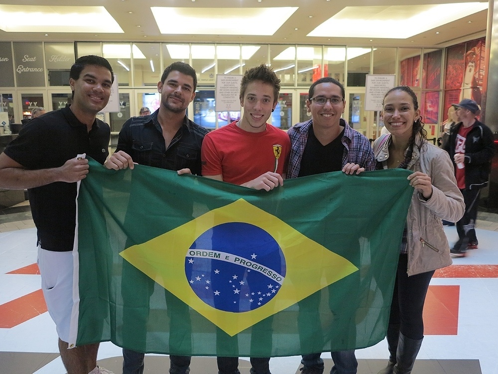 21.09.2013 - Brasileiros também marcam presença na torcida do UFC 165 e apostam em vitória de Renan Barão - Jorge Correa/UOL