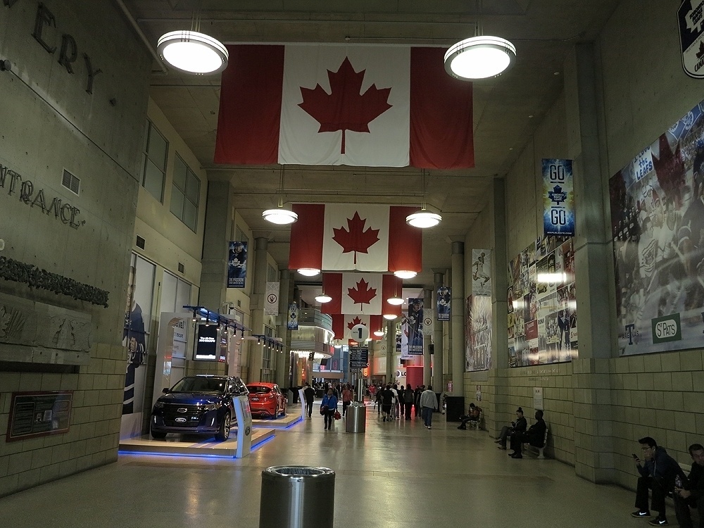 21.09.2013 - Entrada principal do ginásio do UFC 165 é enfeitada por enormes bandeiras do Canadá - Jorge Correa/UOL