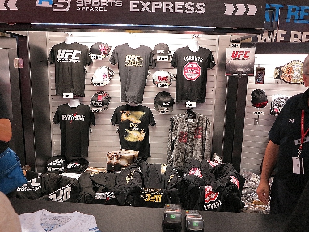21.09.2013 - Loja oficial do UFC vende camisas do evento por 35 dólares canadenses - mais barato que as camisetas dos eventos no Brasil - Jorge Correa/UOL