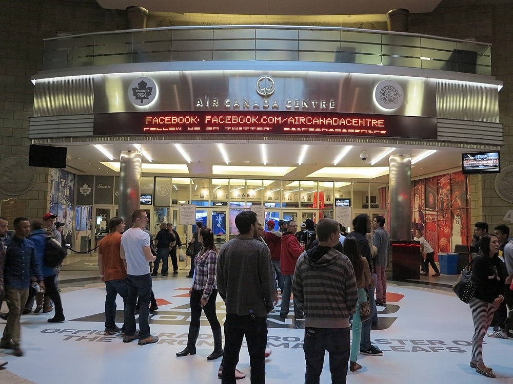 21.09.2013 - Torcedores formam fila para entrar no Air Canada Centre para o UFC 165 - Jorge Correa/UOL
