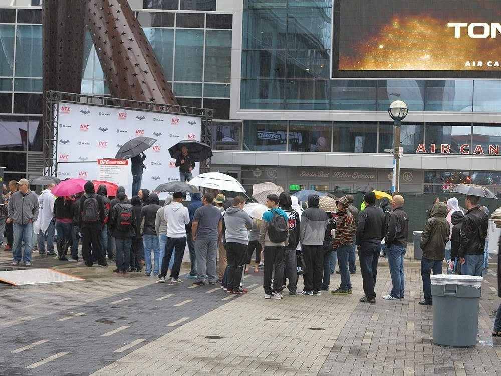 21.09.2013 - UFC montou um grande evento para os fãs, mas a chuva que cai em Toronto o dia inteiro atrapalhou os planos e poucos torcedores compareceram - Jorge Correa/UOL