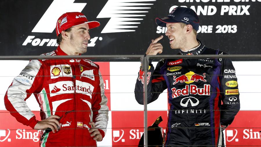 22.09.2013 - Alonso e Vettel conversam após os dois ficarem nas primeiras colocações do GP de Cingapura - DIEGO AZUBEL / EFE