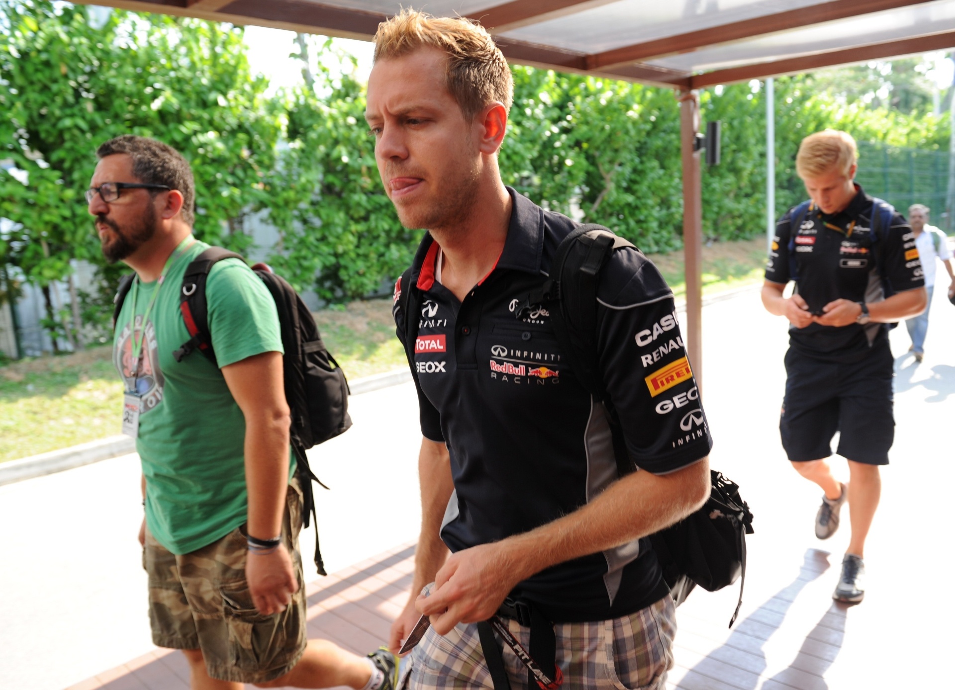 22.09.2013 - Atual tricampeão e líder da atual temporada, Sebastian Vettel chega ao circuito de Marina Bay - ROSLAN RAHMAN / AFP