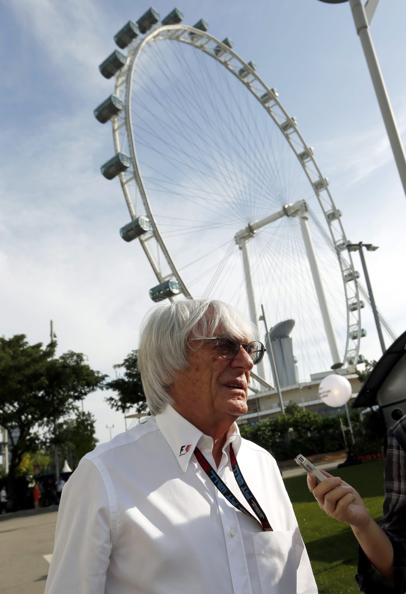 22.09.2013 - Chefe da Fórmula 1, Bernie Ecclestone chega ao circuito de Marina Bay - RUNGROJ YONGRIT / EFE
