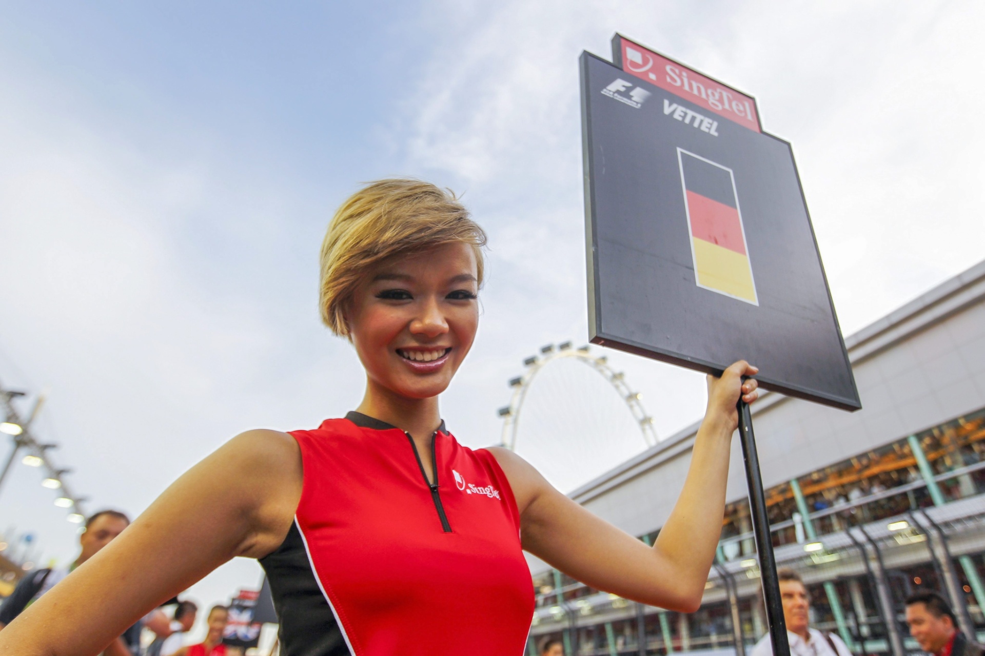 22.09.2013 - Grid girl sinaliza lugar de Sebastian Vettel no GP de Cingapura - DIEGO AZUBEL / EFE