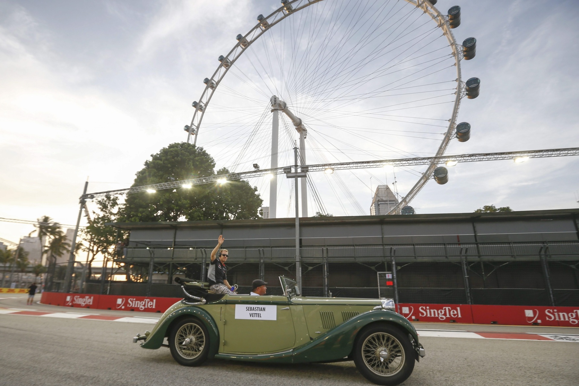 22.09.2013 - Sebastian Vettel desfila em um carro clássico antes do GP de Cingapura - DIEGO AZUBEL / EFE