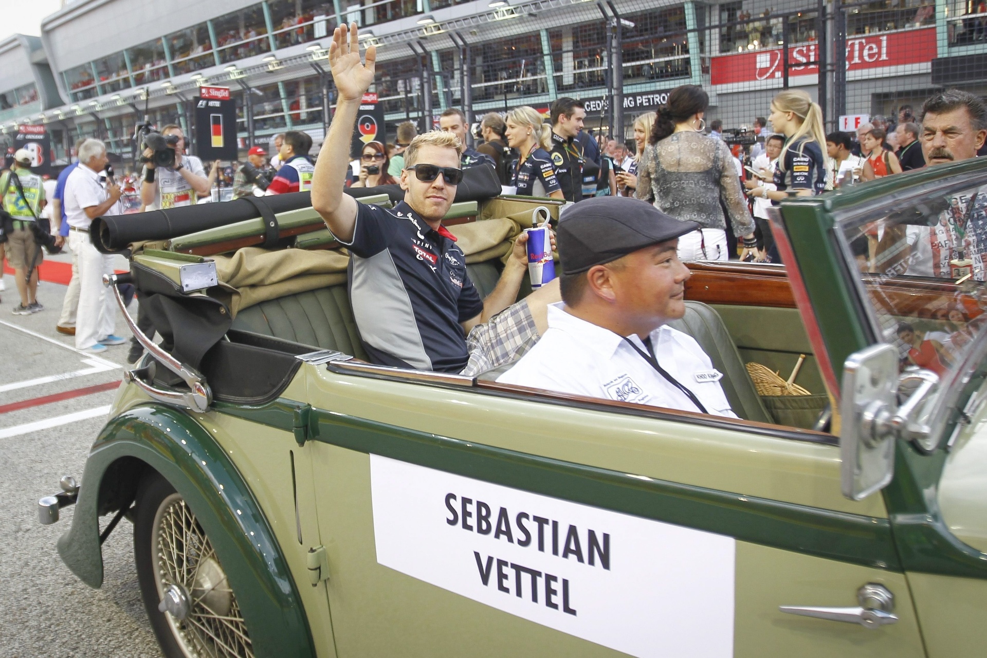 22.09.2013 - Sebastian Vettel desfila em um carro clássico antes do GP de Cingapura - DIEGO AZUBEL / EFE