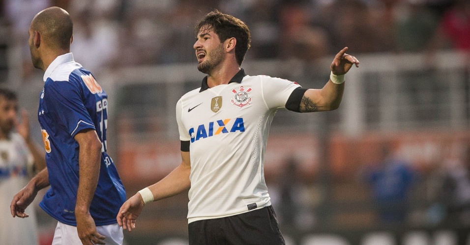 22.set.2013 - Alexandre Pato lamenta chance na partida do Corinthians contra o Cruzeiro
