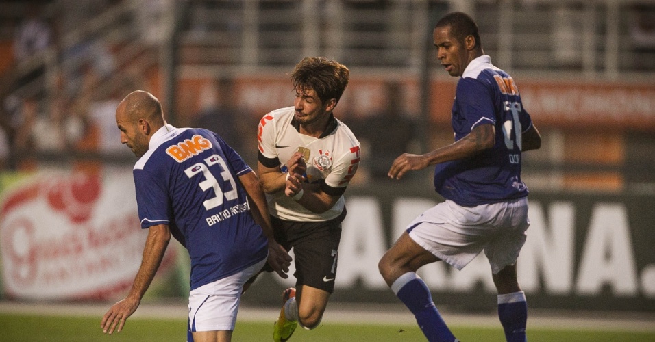 22.set.2013 - Atacante do Corinthians Alexandre Pato é travado por Bruno Rodrigo, zagueiro do Cruzeiro