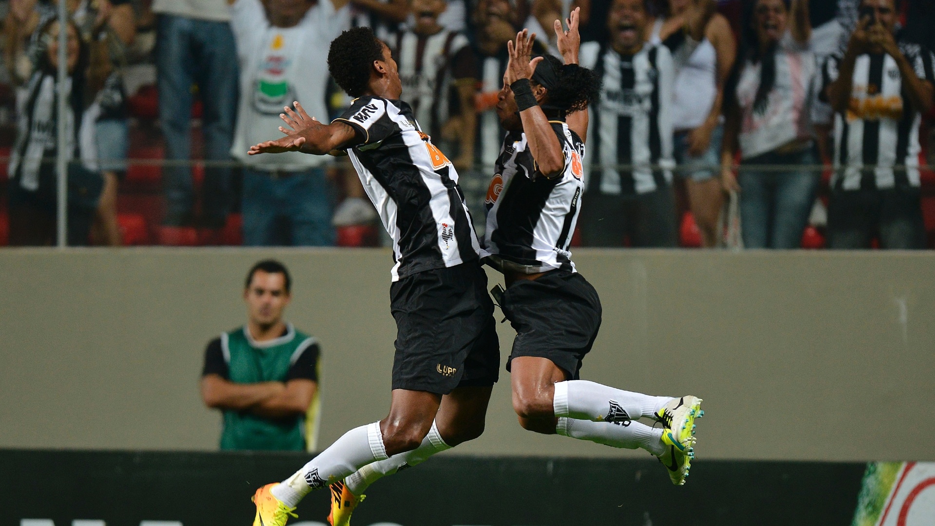 22.set.2013 - Jô e Ronaldinho Gaúcho comemoram o segundo gol do Atlético-MG sobre o Vasco