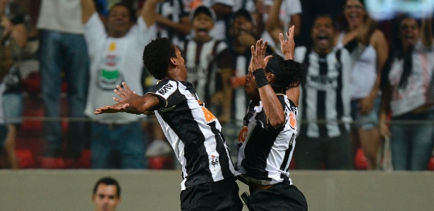 Jô e Ronaldinho Gaúcho gol do Atlético-MG no último duelo com o Vasco em BH, vitória por 2 a 1 pelo Brasileirão de 2013 - JULIANA FLISTER/AGÊNCIA I7/ESTADÃO CONTEÚDO