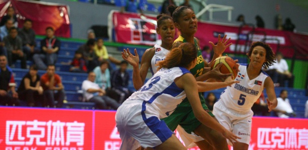 Damiris encara a marcação da República Dominicana na Copa América, em 2013 - Divulgação/Fiba Américas