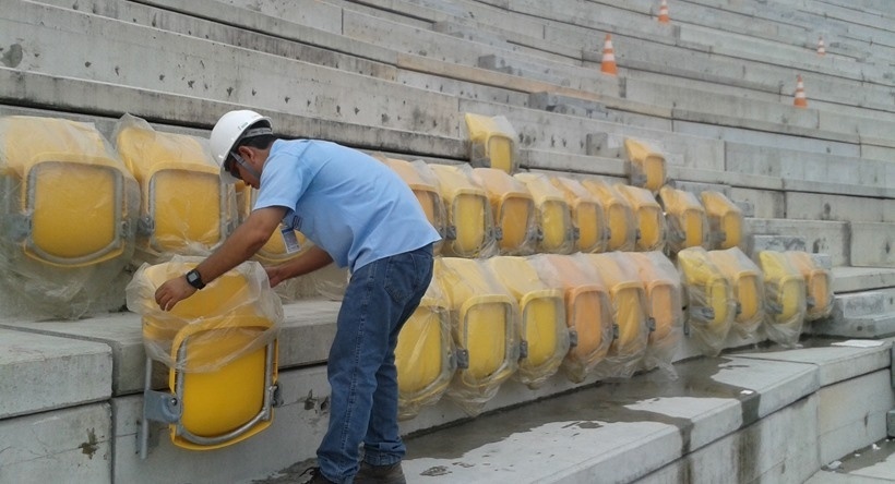 27/ago/2013 - Operário instala primeiras cadeiras da Arena da Amazônia