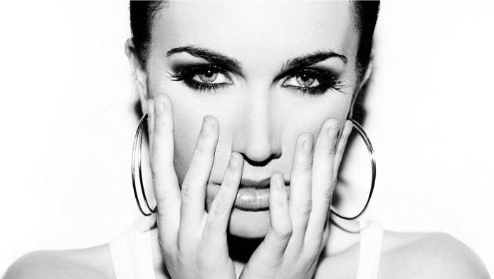 Liv Boeree é formada em astrofísica, é modelo e faturou mais de US$ 2 milhões no pôquer - Divulgação/Site Oficial