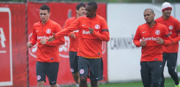 Juan (c), Caio, Gabriel e os titulares do jogo contra a Lusa correram durante treino da manhã desta segunda - Alexandre Lops/Divulgação Inter