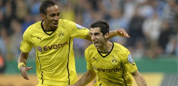 Henrikh Mkhitaryan comemora após marcar para o Borussia Dortmund contra o Munique 1860 - AFP PHOTO/CHRISTOF STACHE