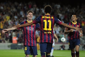 Messi corre para abraçar Neymar após gol do Barcelona; segundo Cruyff, é mais difícil marcar argentino - AFP PHOTO/ JOSEP LAGO