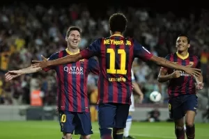 Messi corre para abraçar Neymar após gol do Barcelona; segundo Cruyff, é mais difícil marcar argentino - AFP PHOTO/ JOSEP LAGO