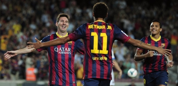 Messi corre para abraçar Neymar após gol do Barcelona; segundo Cruyff, é mais difícil marcar argentino - AFP PHOTO/ JOSEP LAGO