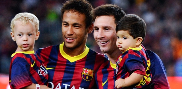 Neymar entra no gramado com o filho Davi Lucca e Messi com o filho Thiago - David Ramos/Stringer/gettyimages