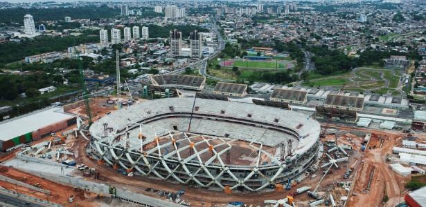 O fato de o estádio ser construído em plena floresta Amazônica criou novas dificuldades aos engenheiros