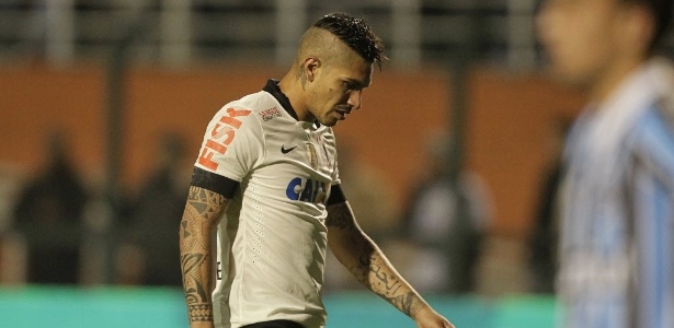Guerrero sai de campo cabisbaixo da partida contra o Grêmio; peruano reclamou da falta de chances - Reinaldo Canato/UOL