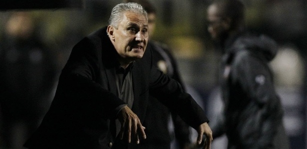 Tite orienta jogadores do Corinthians contra o Grêmio; técnico voltou a lamentar a reformulação da equipe - Reinaldo Canato/UOL