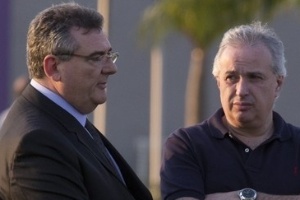 Roberto de Andrade, ao centro, conversa com Mário Gobbi e Duílio Monteiro; trio comanda futebol do clube - Daniel Augusto Jr./Ag. Corinthians