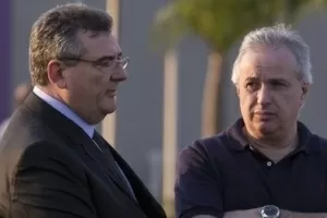 Roberto de Andrade, ao centro, conversa com Mário Gobbi e Duílio Monteiro; trio comanda futebol do clube - Daniel Augusto Jr./Ag. Corinthians