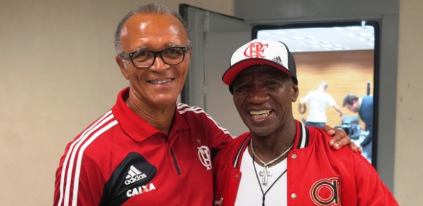 Jayme de Almeida (e) recebeu apoio de Adílio (d) e outros ídolos do Flamengo no vestiário, na quarta - Pedro Ivo Almeida/UOL
