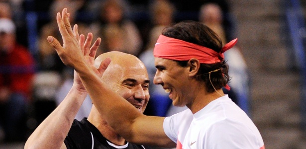 Andre Agassi e Rafael Nadal juntos durante partida de exibição em 2010 - Kevork Djansezian/Getty Images