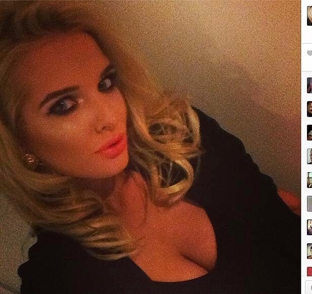 A atriz e modelo Helen Flanagan não perde a chance de se promover nos tabloides locais. - Reprodução/Instagram