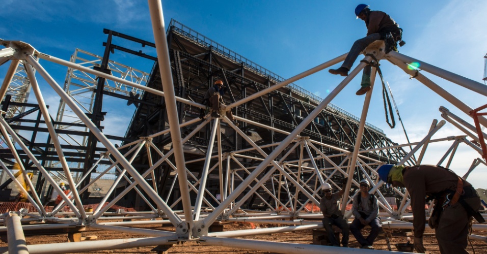 15.ago.2013 - Operários trabalham na preparação de estruturas metálicas do novo estádio do Mato Grosso