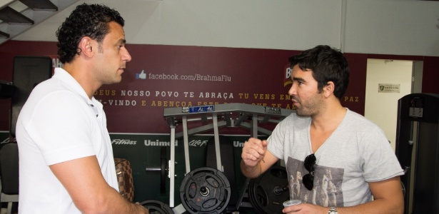 Ex-jogador Deco (dir.) conversa com o atacante Fred na academia do Fluminense, nas Laranjeiras - Bruno Haddad/Fluminense FC