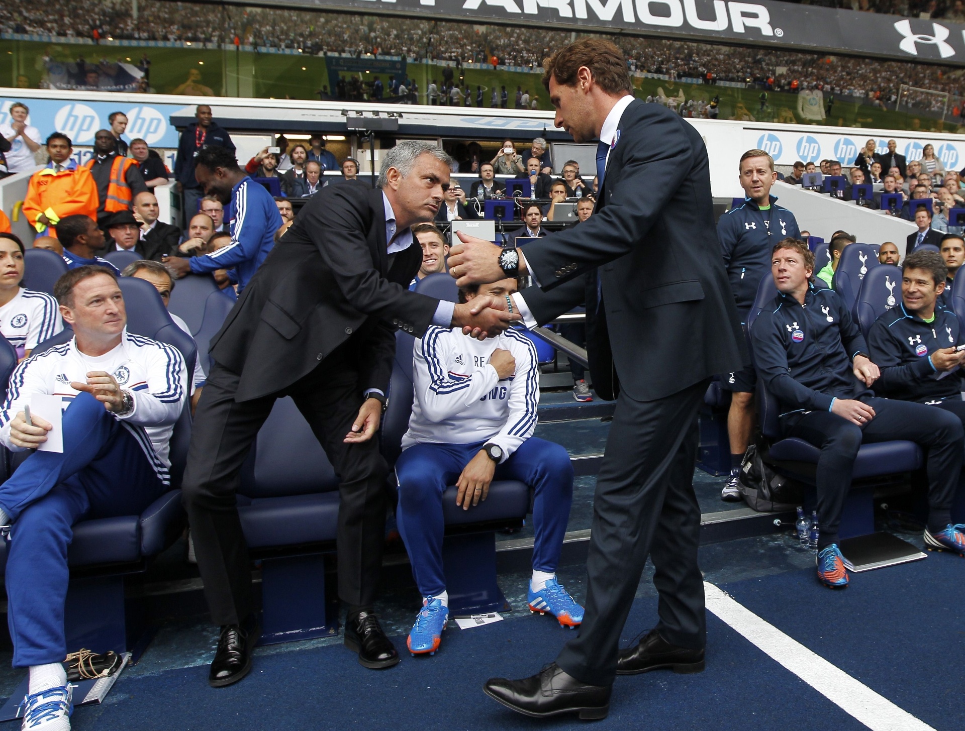 28.set.2013 - Andre Villas-Boas (dir.) cumprimenta Jose Mourinho (esq.) antes do confronto entre Tottenham e Chelsea, pelo Campeonato Inglês - AFP PHOTO/ IAN KINGTON