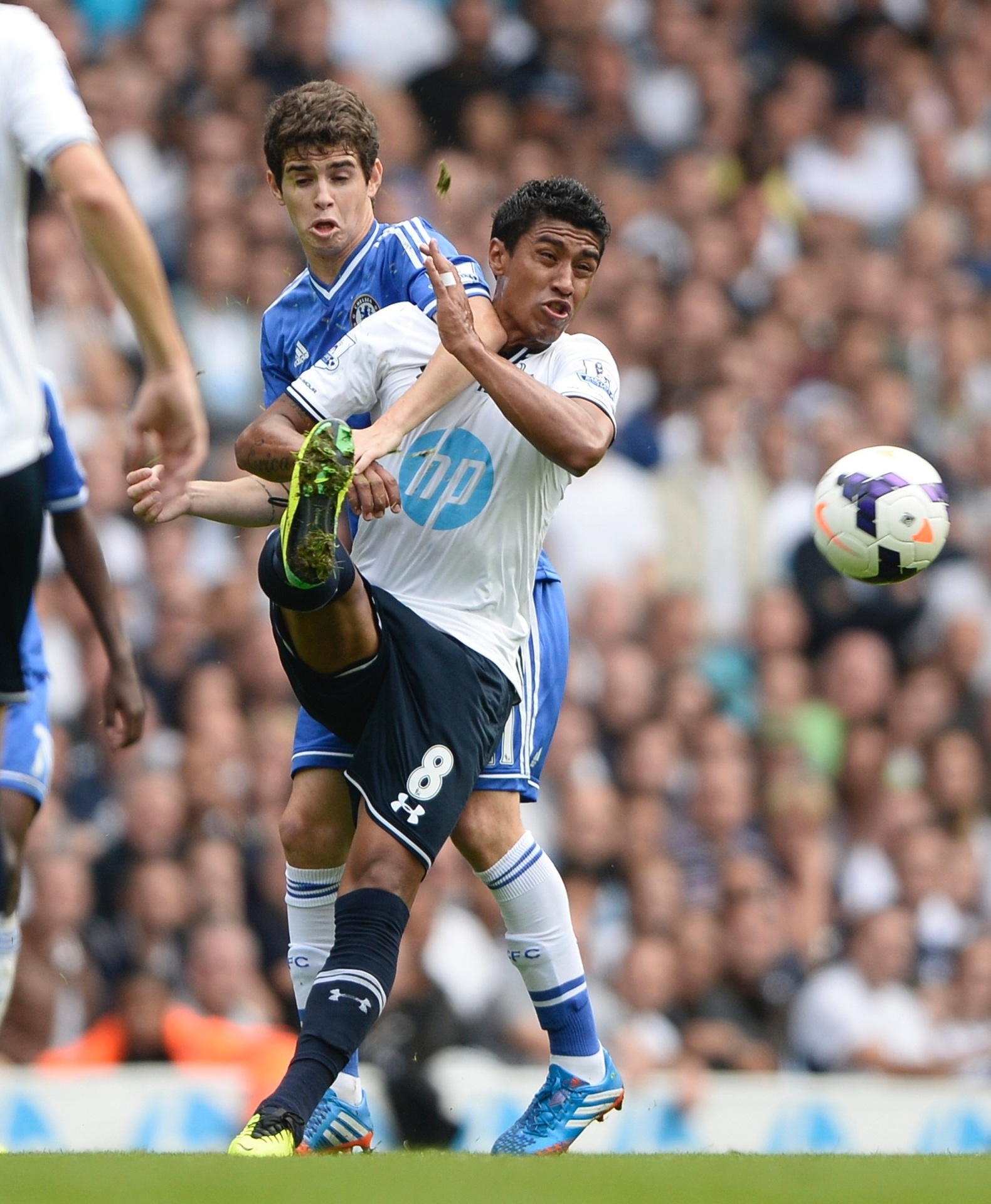 28.set.2013 - Paulinho disputa bola com Oscar na partida entre Tottenham e Chelsea, pelo Campeonato Inglês - REUTERS/Dylan Martinez