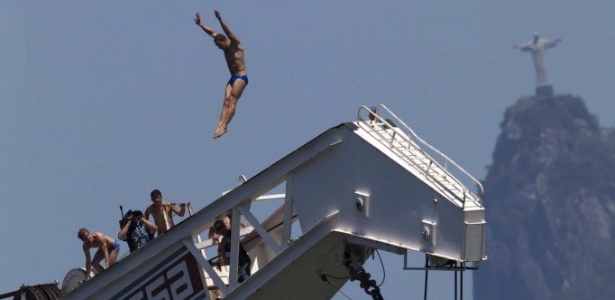 Competidor salta durante a etapa do Rio do Red Bull Cliff Diving World Series - Paulo Campos/Futura Press/Folhapress
