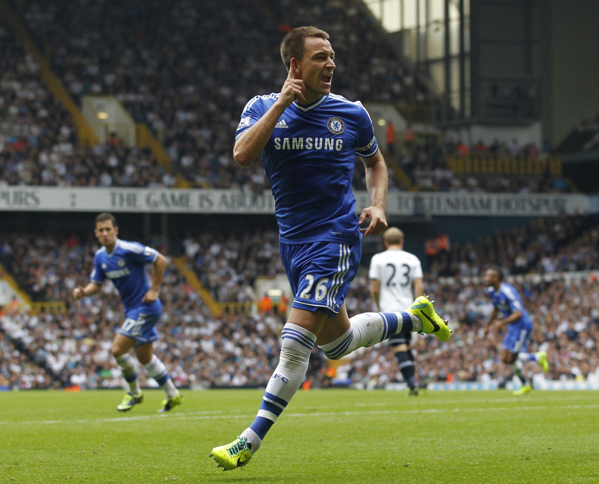 28.set.2013 - John Terry, do Chelsea, comemora o gol de empate contra o Tottenham - AFP PHOTO/ IAN KINGTON
