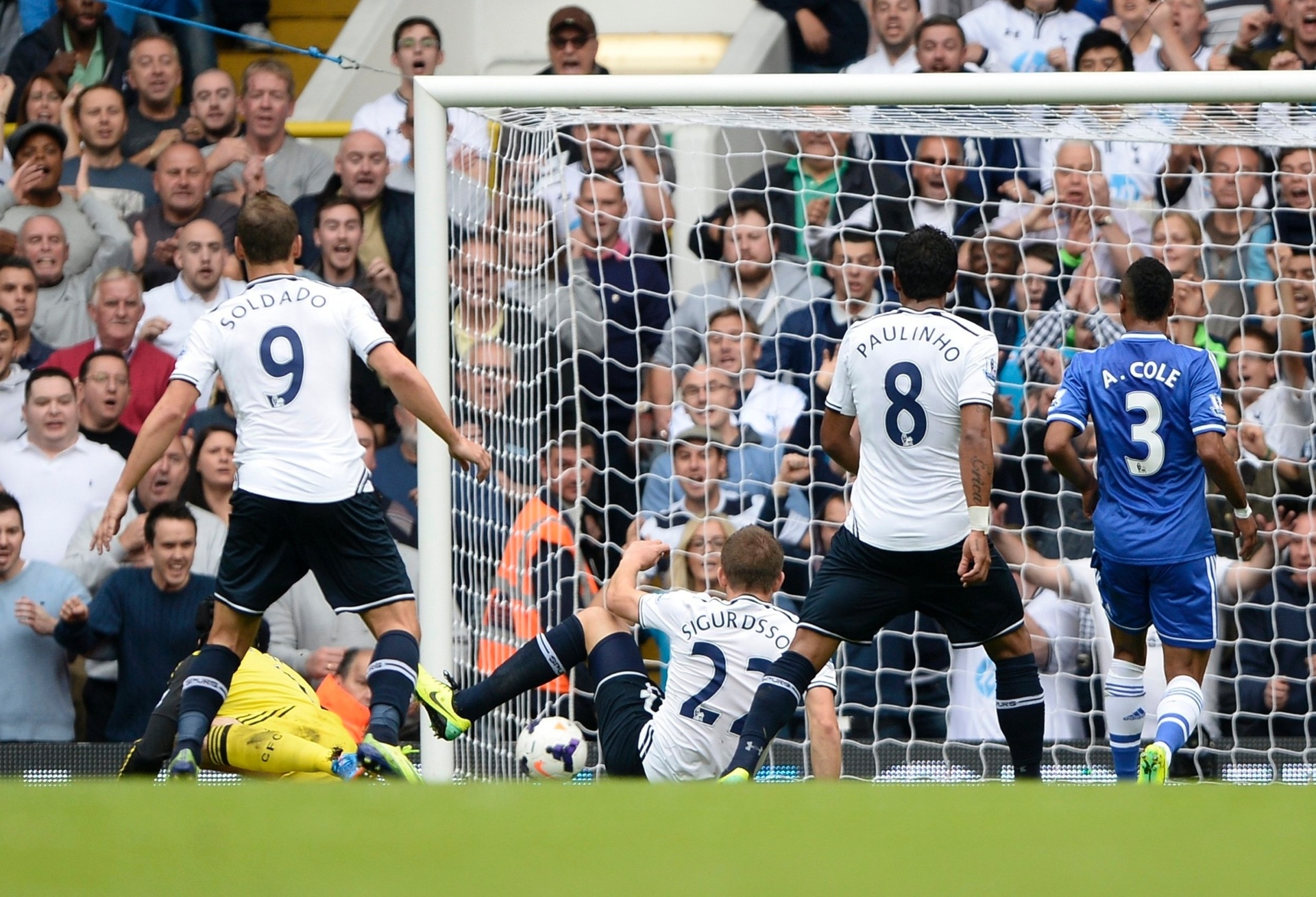 28.set.2013 - Sigurdsson marca o primeiro gol do Tottenham na partida contra o Chelsea, pelo Campeonato Inglês - REUTERS/Dylan Martinez