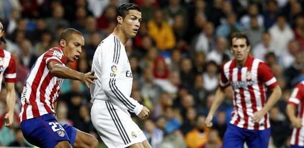 Cristiano Ronaldo e Miranda disputam bola no clássico da cidade de Madri -  EFE/Ballesteros
