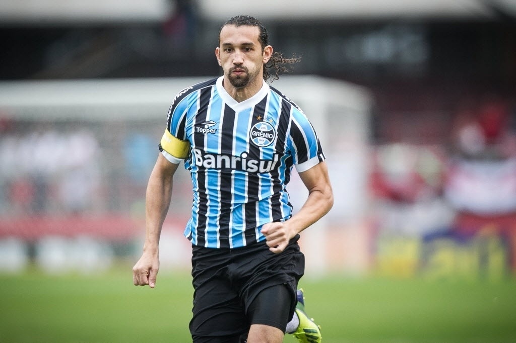 29.set.2013 - Barcos, atacante do Grêmio, busca o jogo em partida contra o São Paulo no Campeonato Brasileiro - Rodrigo Capote / UOL