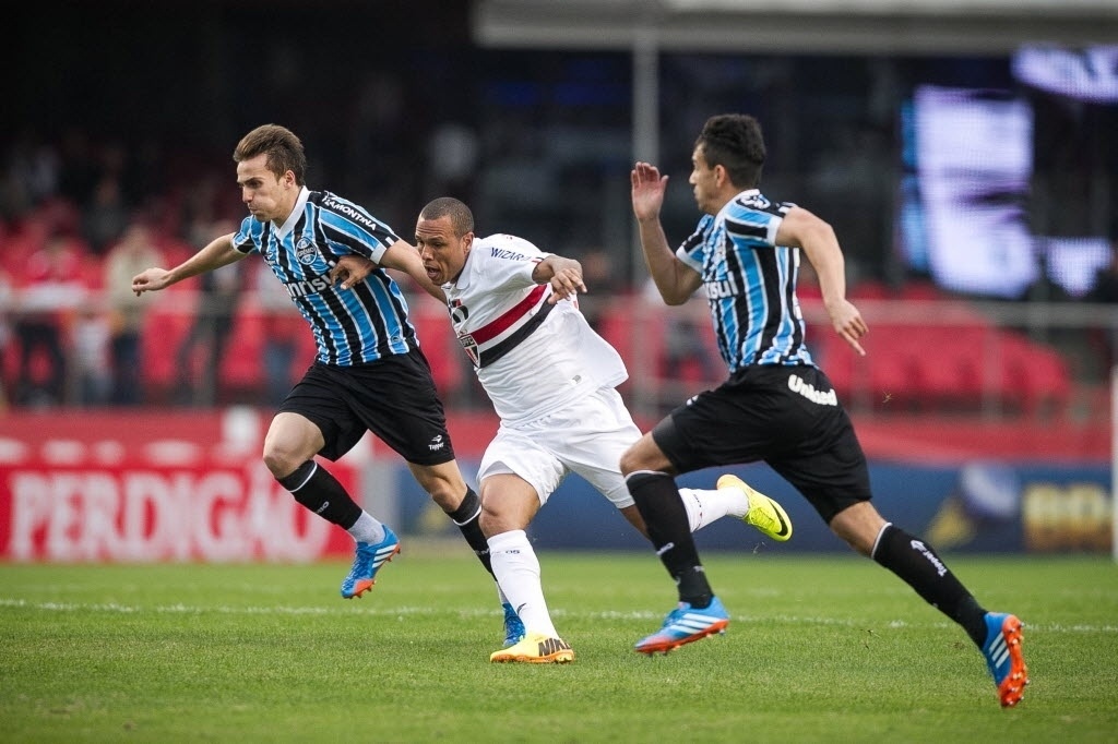 29.set.2013 - Bressan e Saimon, do Grêmio, marcam o atacante Luis Fabiano, do São Paulo, em jogo do Brasileirão - Rodrigo Capote / UOL
