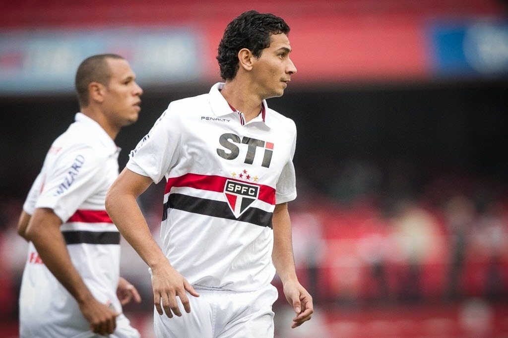 29.set.2013 - Ganso e Luis Fabiano, jogadores do São Paulo, observam o jogo em duelo contra o Grêmio - Rodrigo Capote / UOL