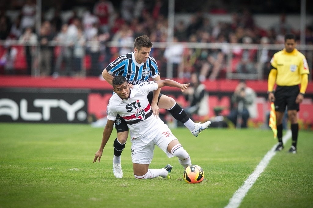 29.set.2013 - Grêmio e São Paulo jogam no Morumbi pelo Campeonato Brasileiro de 2013. Time gaúcho tenta espantar momento ruim, e paulistas lutam para afastar ameaça de queda - Rodrigo Capote / UOL