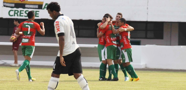 Jogadores da Portuguesa comemoram gol de Gilberto contra o Corinthians, pelo Campeonato Brasileiro - Marco Miatelo/Estadão Conteúdo