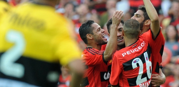 Jogadores do Flamengo comemora o segundo gol na vitória sobre o Criciúma no Maracanã - Alexandre Vidal/Fla Imagem