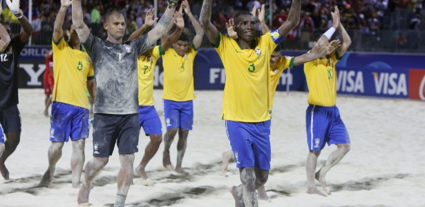 Jogadores do Brasil comemoram vitória sobre o Taití nos pênaltis na decisão do 3º lugar