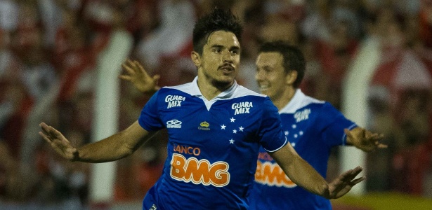 Willian marcou o gol da vitória do Cruzeiro, que chegou ao décimo jogo sem derrota no Brasileirão - Vinicius Costa/Preview.com