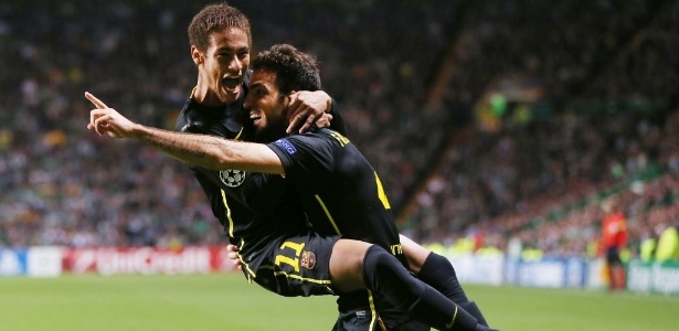 Fábregas abraça o brasileiro Neymar depois de fazer o gol da vitória para o Barcelona - AFP PHOTO/IAN MACNICOL