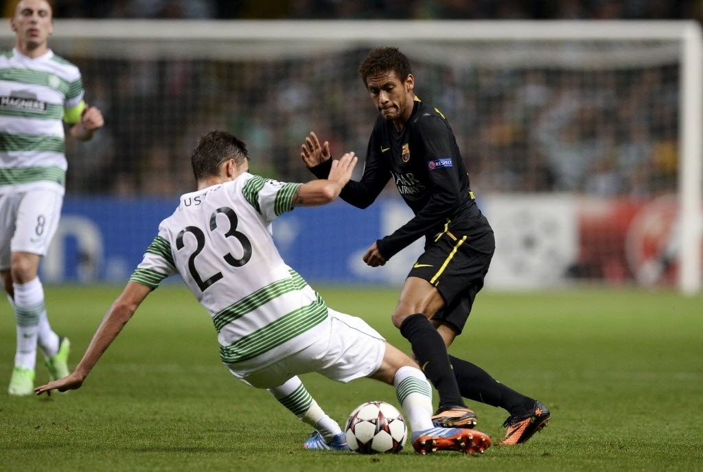 01.out.2013 - Neymar tenta passar por Lustig durante partida do Barcelona contra o Celtic pela Liga dos Campeões - REUTERS/Nigel Roddis